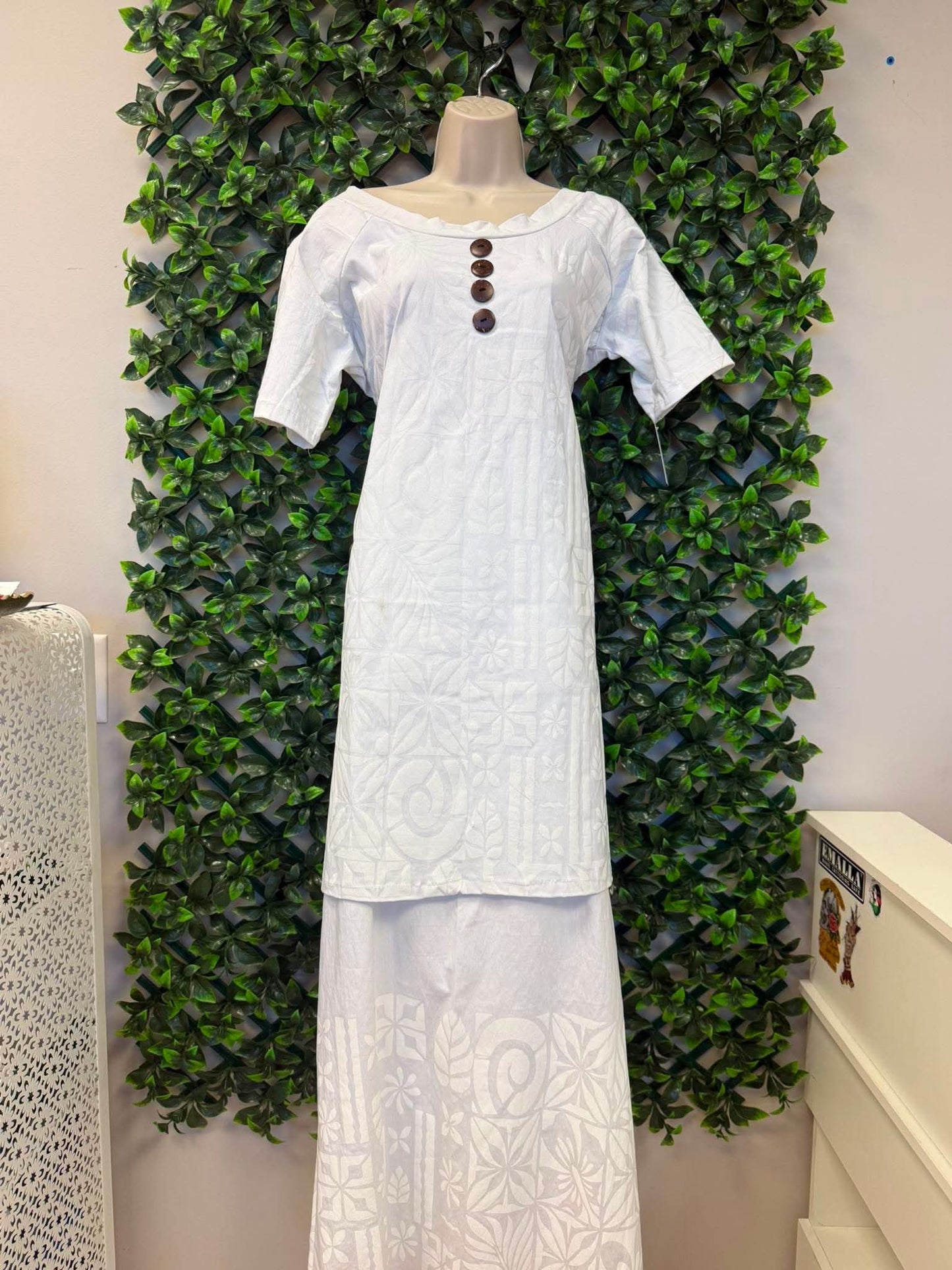 (Size 18) Pure Alofa White Puletasi Two-Piece Set: Button-Accent Scoop Neck Tunic & Mixed Tribal Print Maxi Skirt