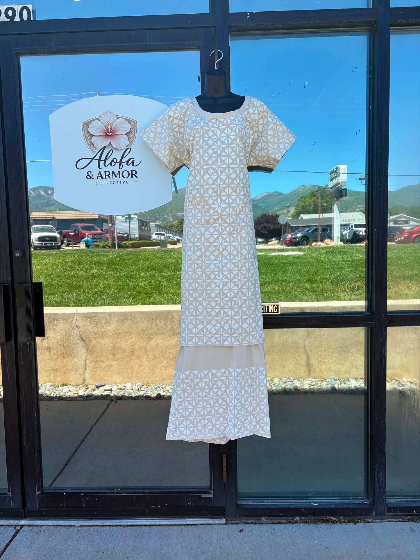 (Size 26) Le Lalelei Puletasi: The Beauty Collection – Tan & Cream Star Geometric