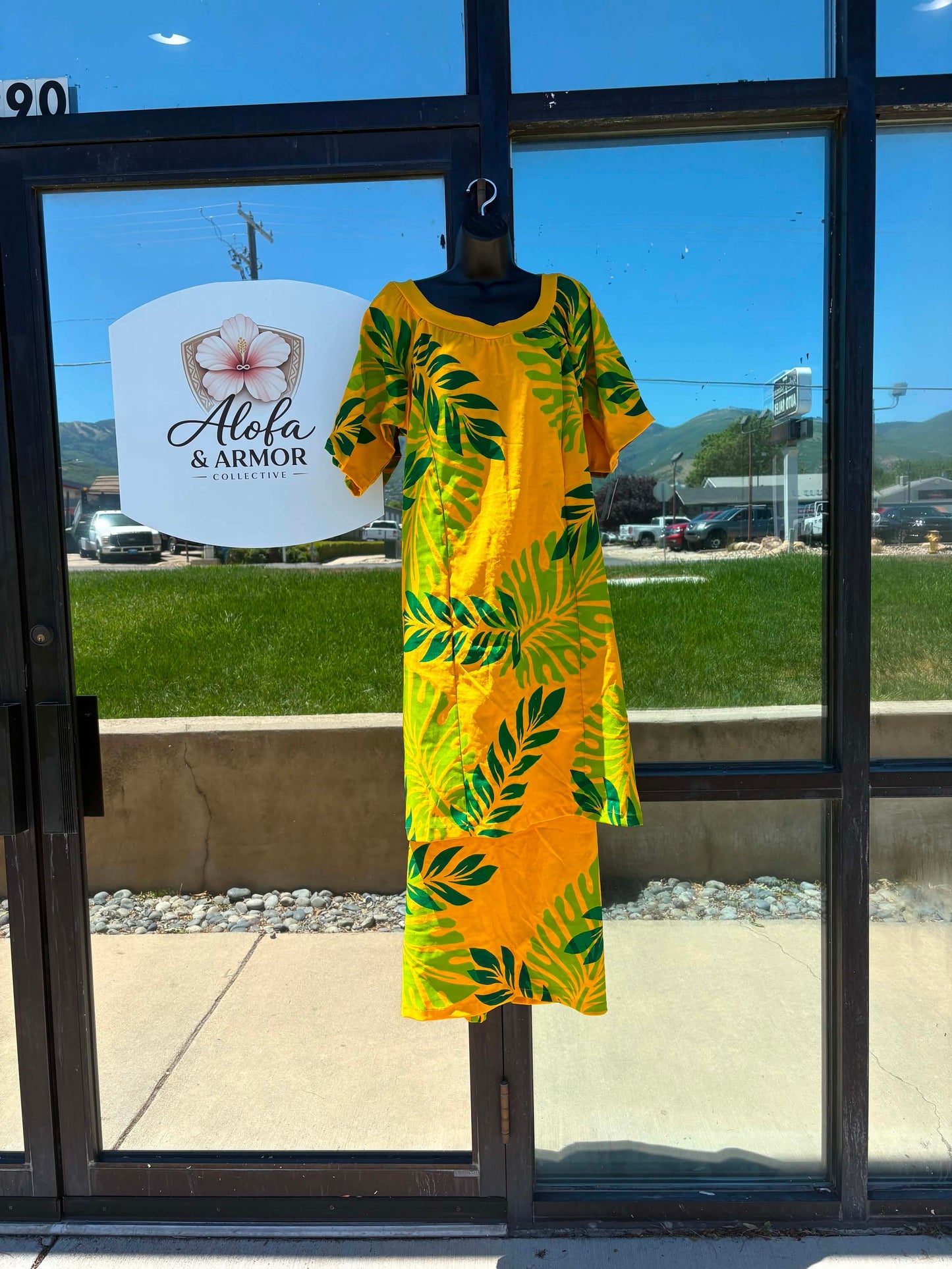 (Size 24) Le Lalelei Puletasi: The Beauty Collection – Yellow with Green & Lime Leaves
