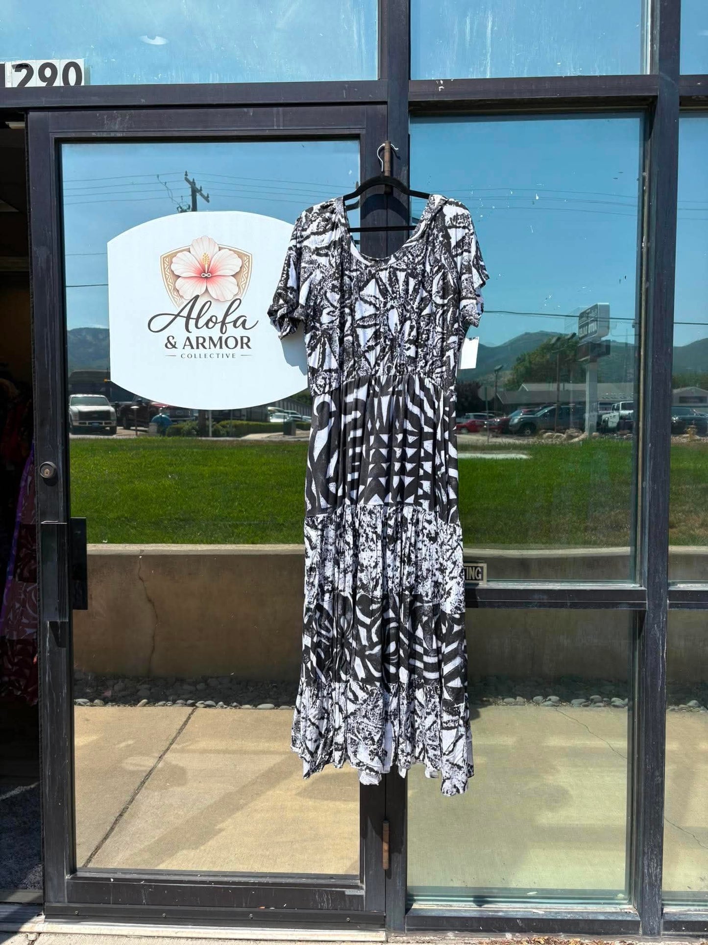 (Size 22) Island Bloom Tiered Maxi Dress – Black & White Tribal Sun Print