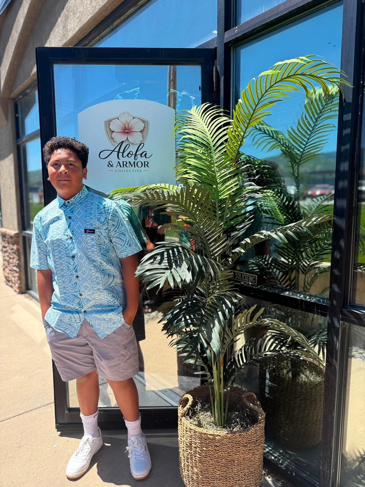 Le Ali’i Short Sleeve Button-Down Shirt – Crisp White & Soft Gray Geometric Tribal Print