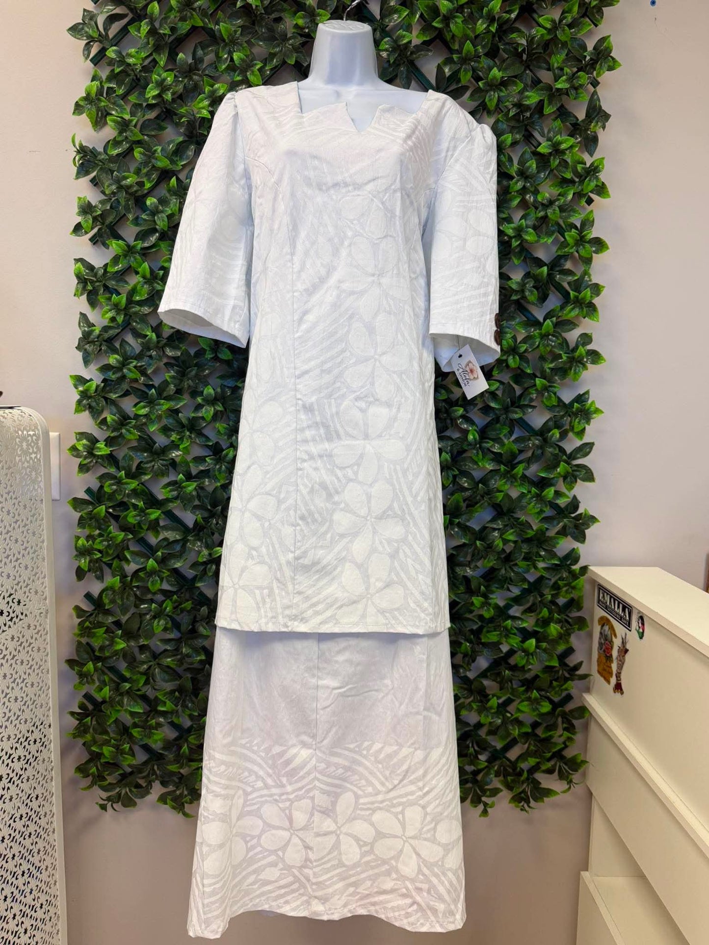 (Size 20) Pure Alofa White Puletasi Two-Piece Set: Square V-Neck Tunic & Tropical Hibiscus Flower Print Maxi Skirt