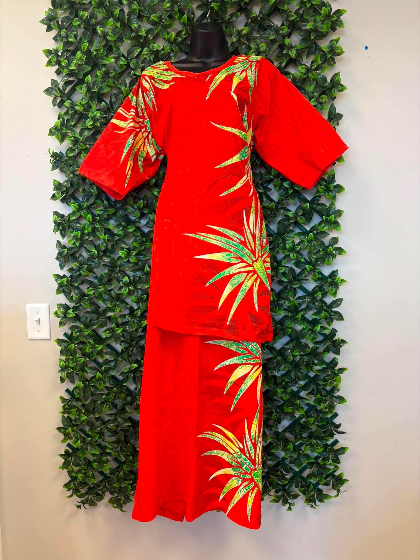 (Size 26) Le Lalalei Puletasi: The Beauty Collection – Red, Lime Green & Yellow Palm Accent Tribal Print