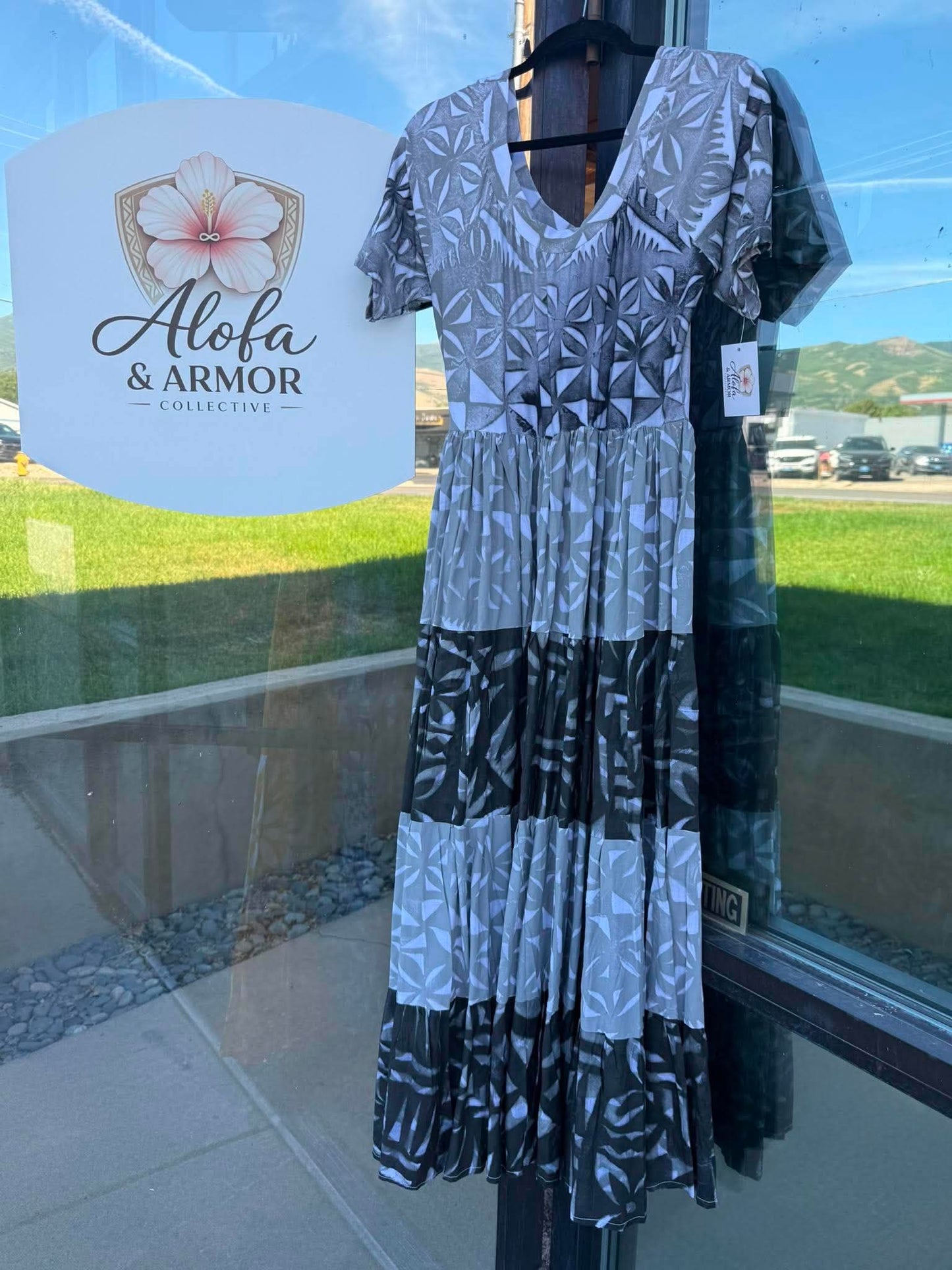 (Size 16) Island Bloom Tiered Maxi Dress – Gray, Black & White Tribal Print