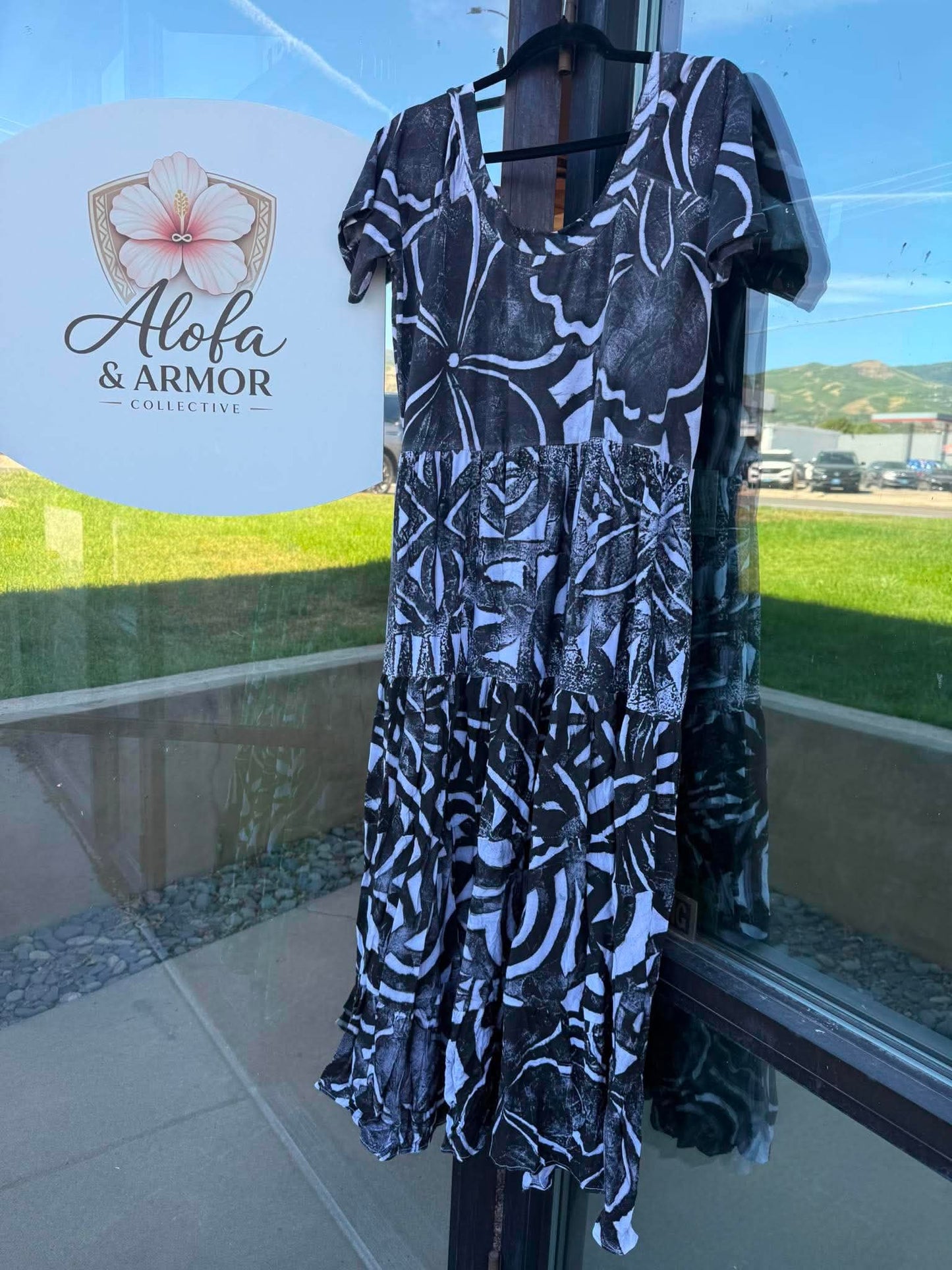 (Size 16) Island Bloom Tiered Maxi Dress – Bold Black, Charcoal & White Tribal Print