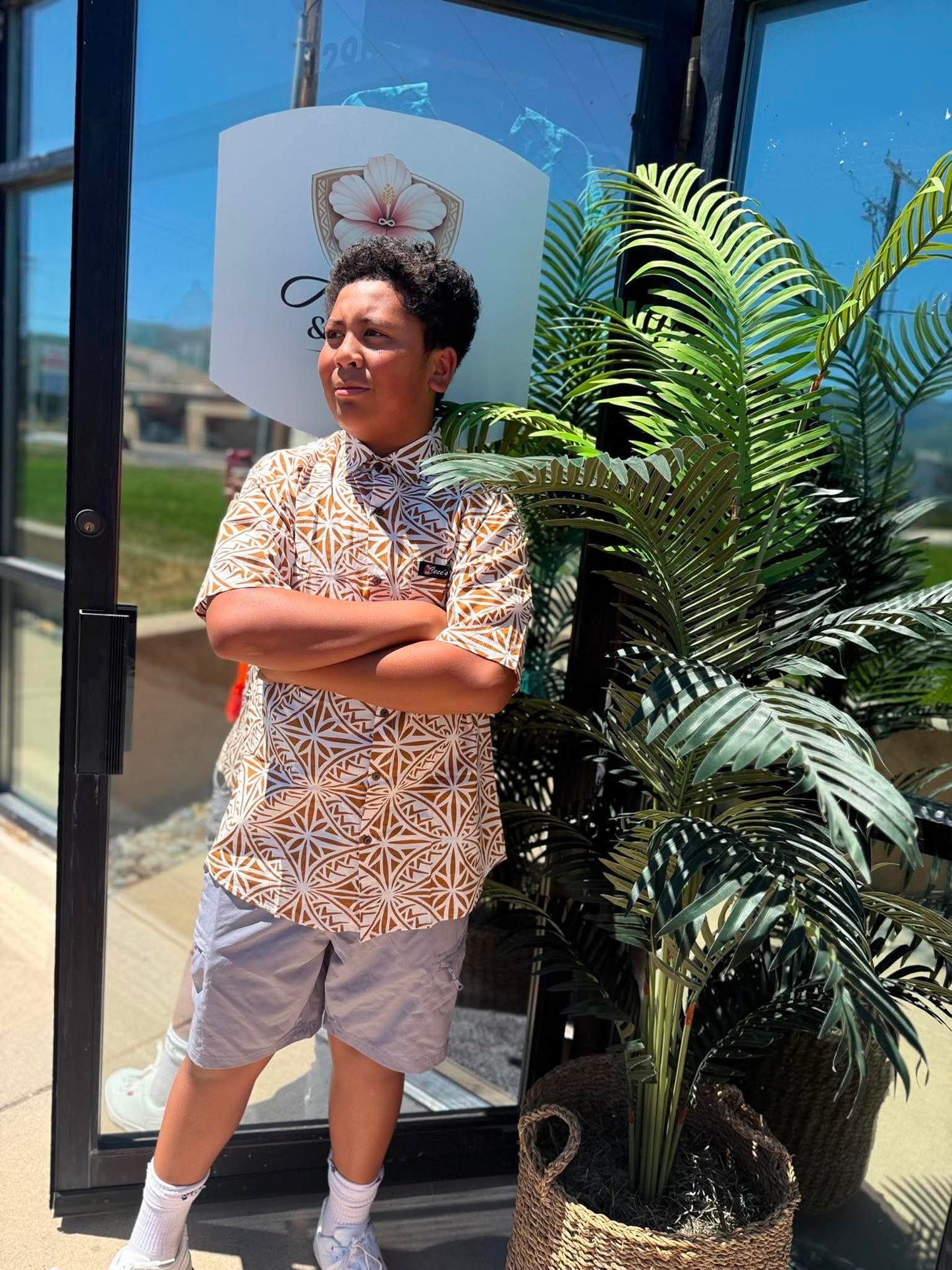 Le Ali’i Short Sleeve Button-Down Shirt – Bronze & Crisp White Geometric Tribal Print