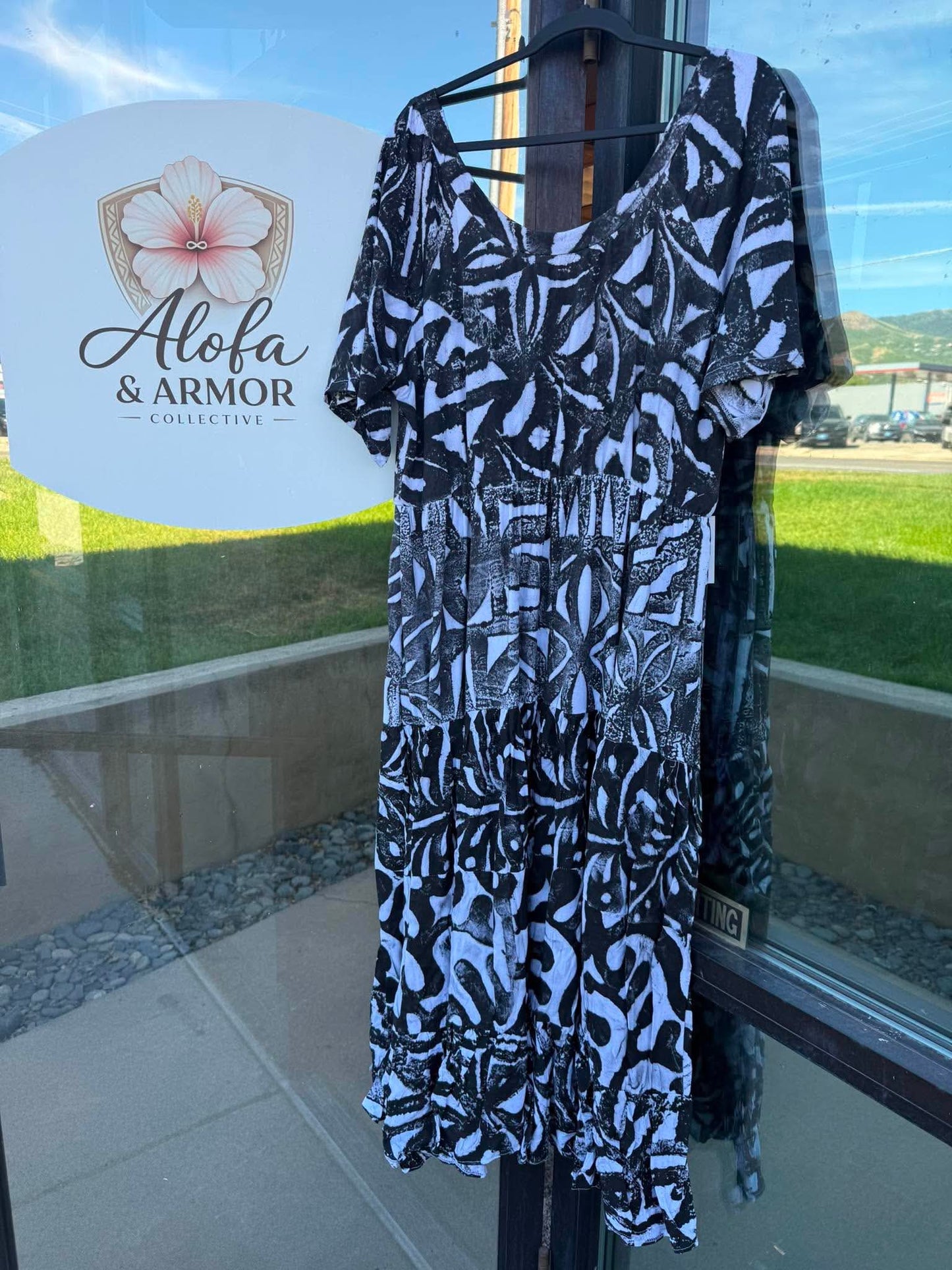 (Size 18) Island Bloom Tiered Maxi Dress – Black & White Tribal Print