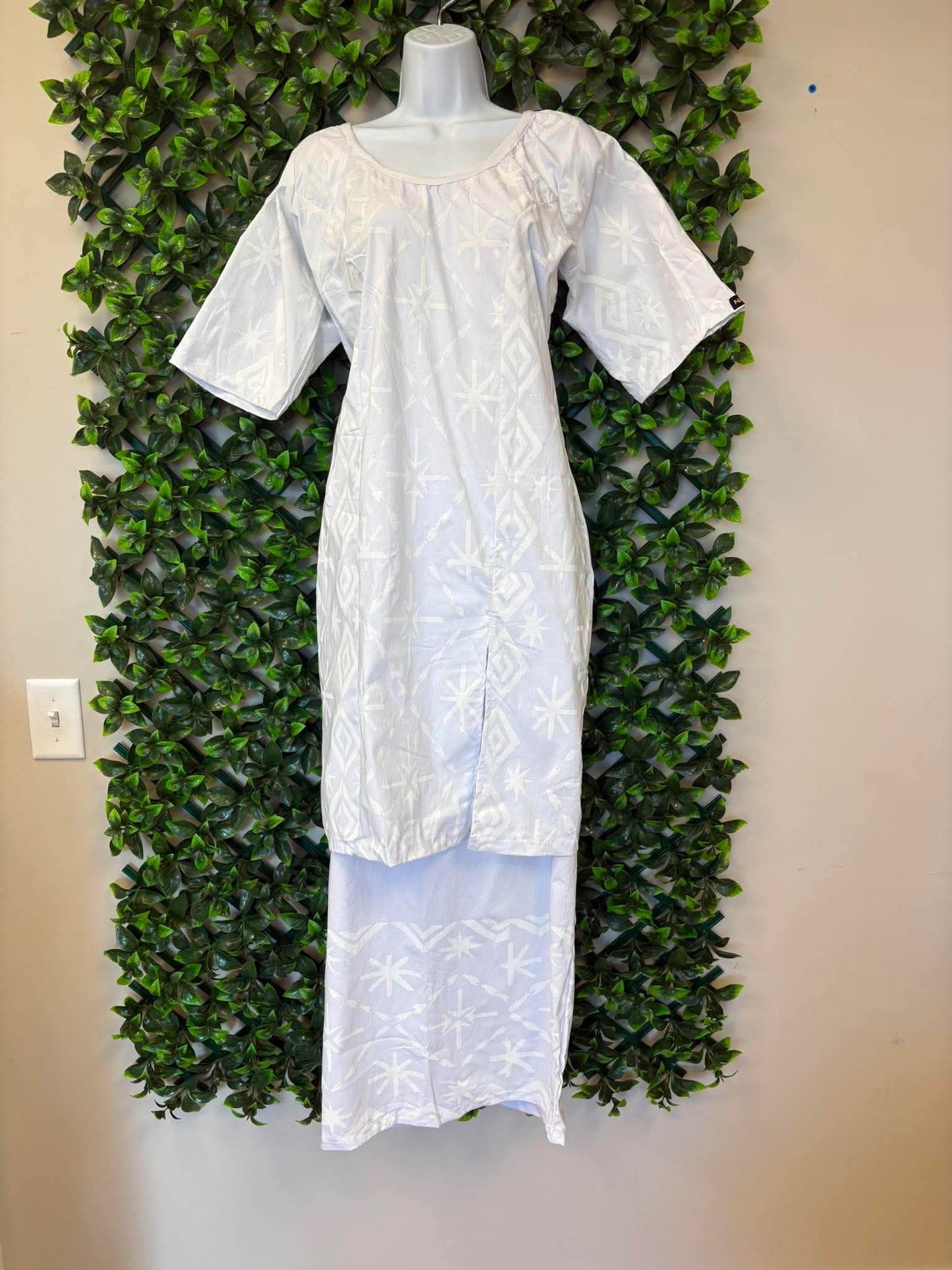 (Size 24) Le Lalalei Puletasi: The Beauty Collection – All-White Geometric Diamond & Star Burst Print