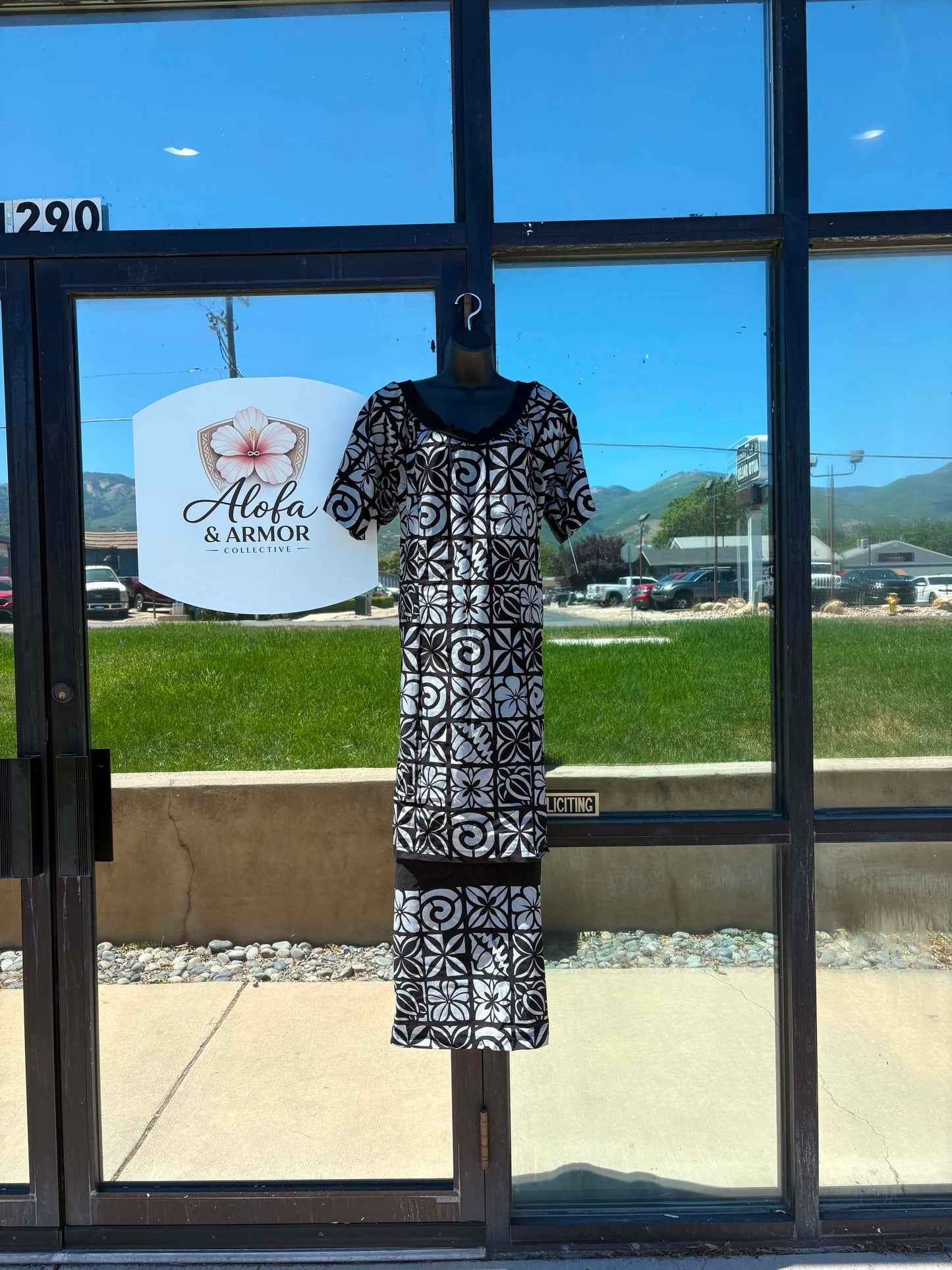 (Size 24) Le Lalelei Puletasi: The Beauty Collection – Black & White Geometric