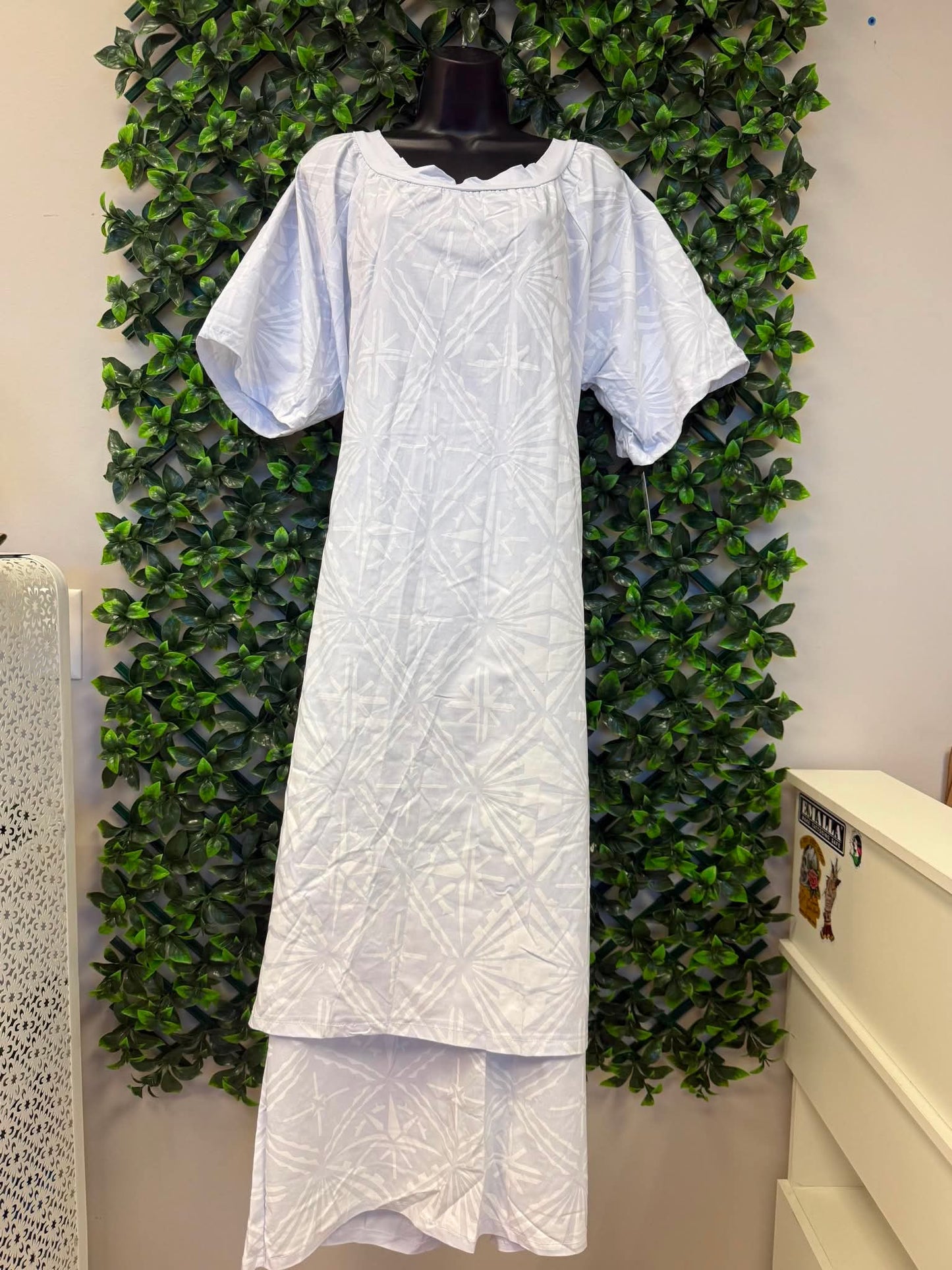 (Size 28) Pure Alofa White Puletasi Two-Piece Set: Scoop Neck Tunic & Diamond Starburst Grid Maxi Skirt