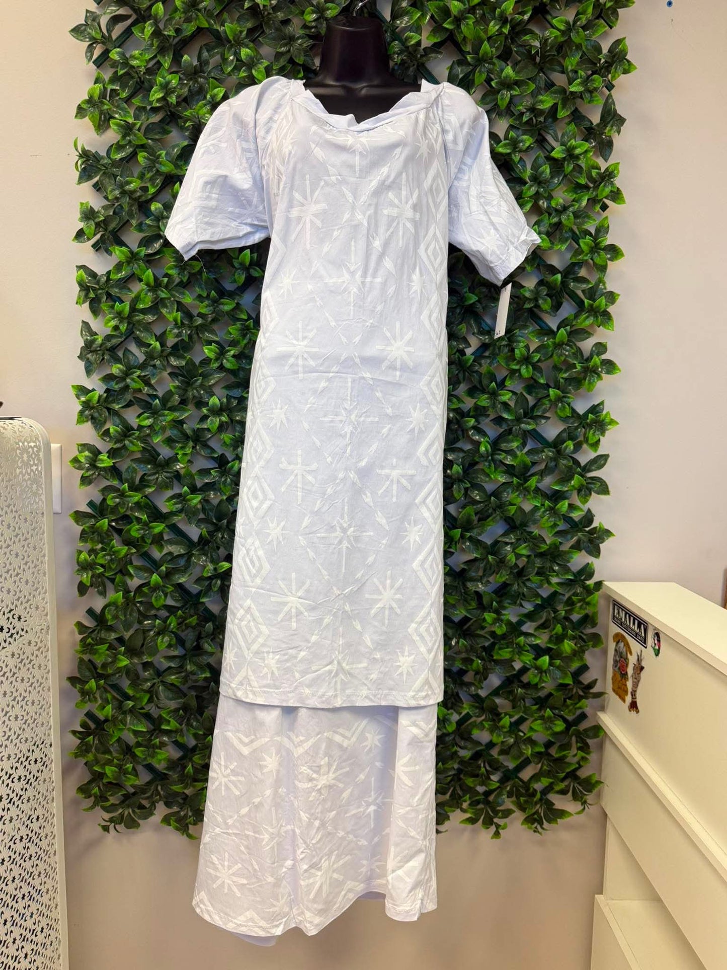 (Size 22) Pure Alofa White Puletasi Two-Piece Set: Scoop Neck Tunic & Geometric Diamond Star Print Maxi Skirt