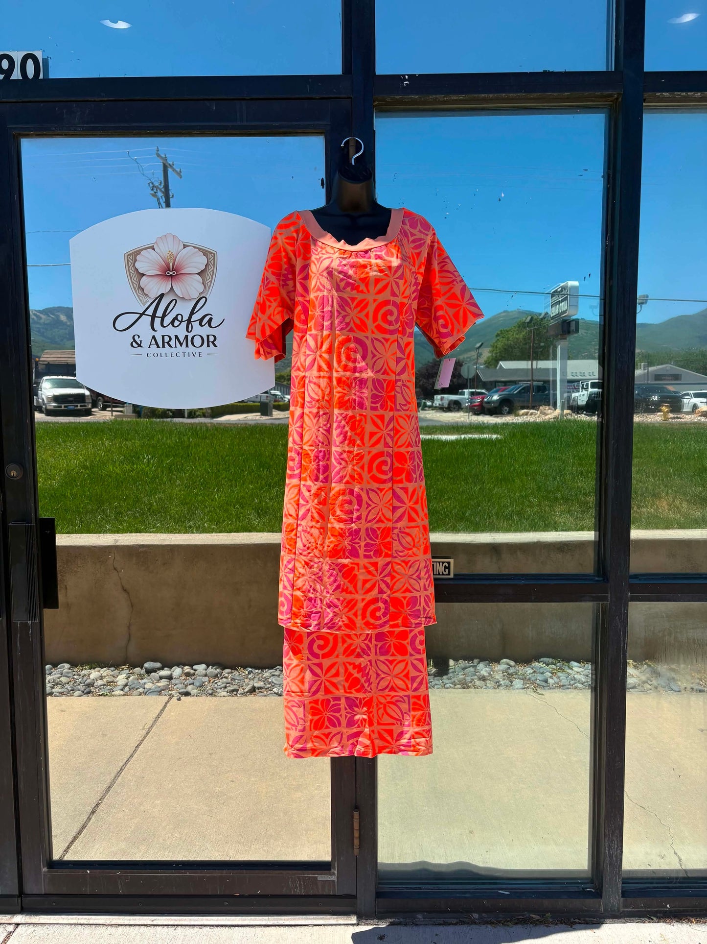 (Size 22) Le Lalelei Puletasi: The Beauty Collection – Orange, Pink & Tan Geometric