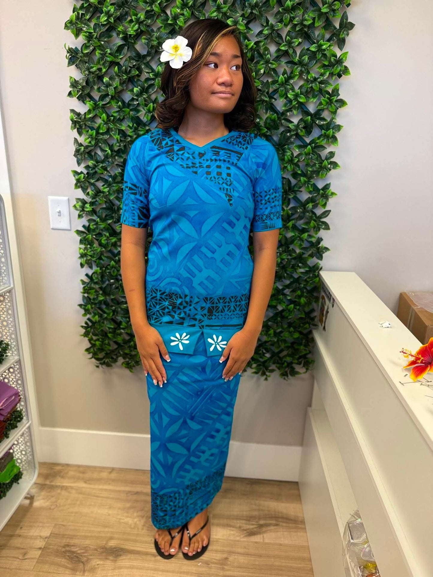 (Size 12) Le Lalalei Puletasi: The Beauty Collection – Blue, Black & White Floral Accent Tribal Print