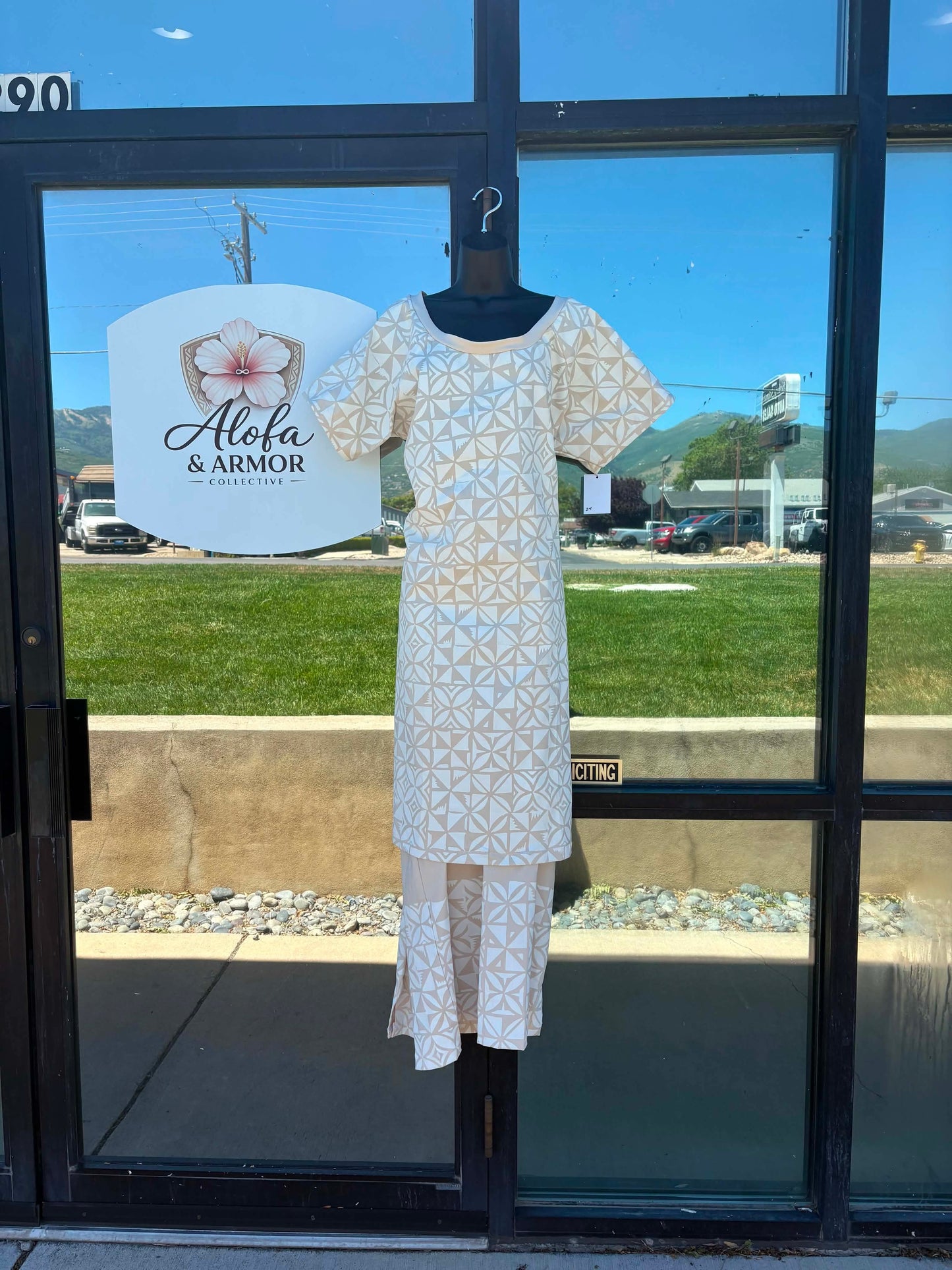 (Size 28) Le Lalelei Puletasi: The Beauty Collection – Cream & Tan Star Geometric