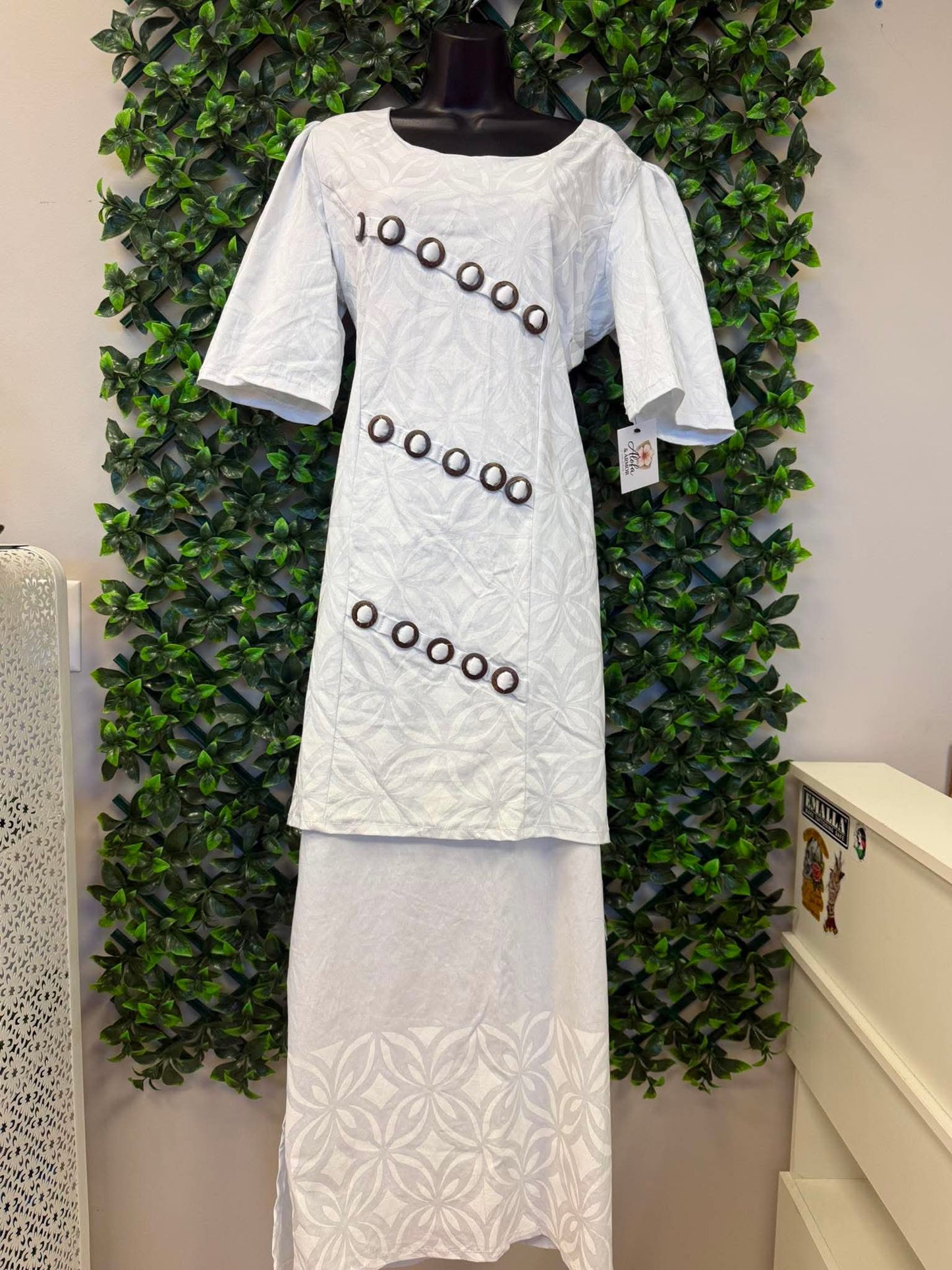 (Size 20) Pure Alofa White Puletasi Two-Piece Set: Diagonal Button-Accent Scoop Neck Tunic & Overlapping Petal Print Maxi Skirt