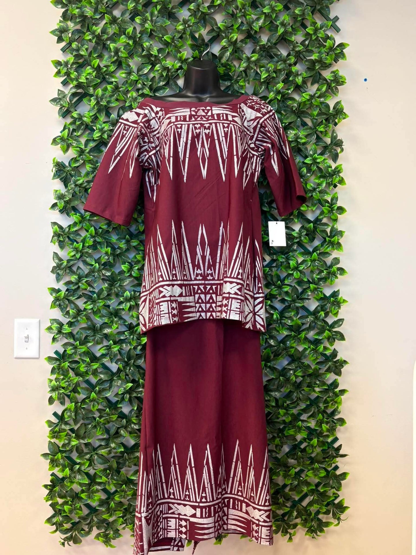 (Size 14) Le Lalalei Puletasi: The Beauty Collection – Maroon & White Intricate Geometric Tribal Print