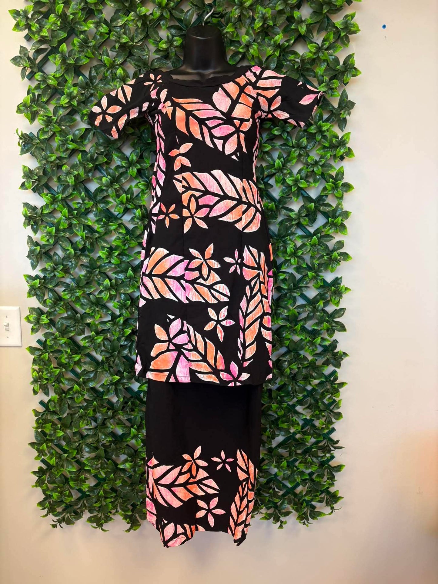 (Size 10) Le Lalalei Puletasi: The Beauty Collection – Black, Peach & Pink Floral Accent Tribal Print