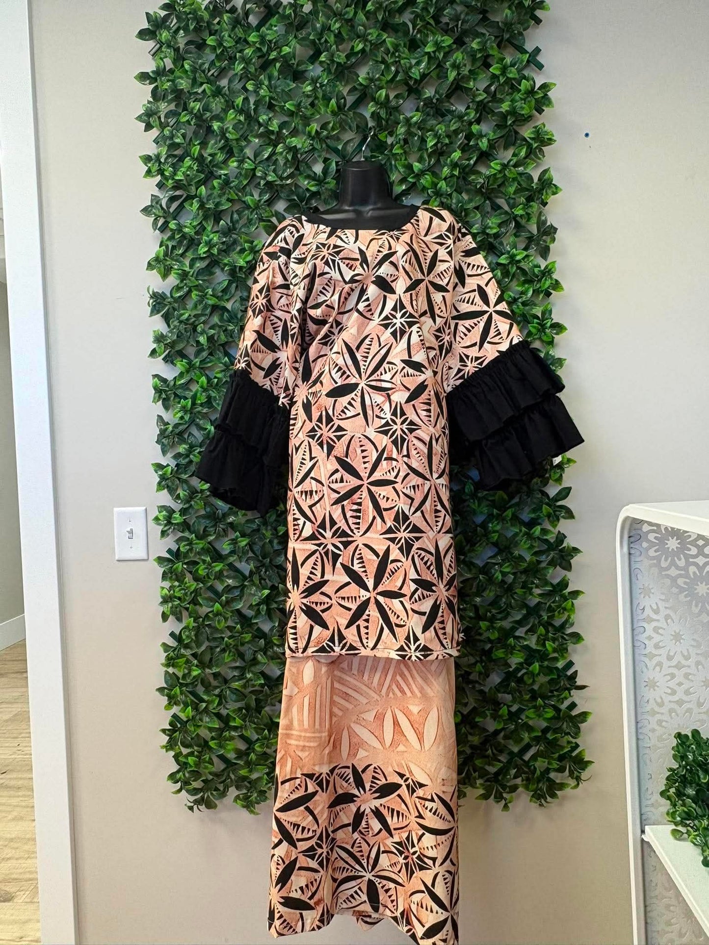 (Size 26) Le Lalalei Puletasi: The Beauty Collection – Tan, Brown & Black Intricate Geometric Tribal Print